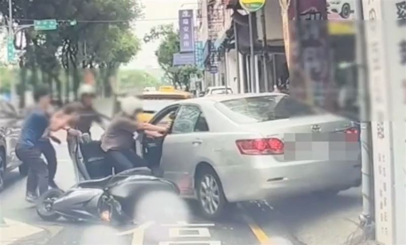 車手抓著方向盤頑強抵抗，三、四名員警衝上前合力制伏。(圖／翻攝畫面)