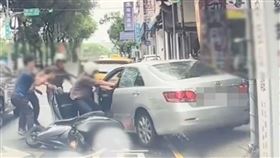  包夾，圍捕，詐團車手，員警徒手破窗，制伏，驚險畫面曝，協和派出所，(圖／翻攝畫面)