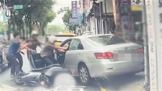 車手遭圍捕頑強抵抗　中警徒手破窗險遭輾
