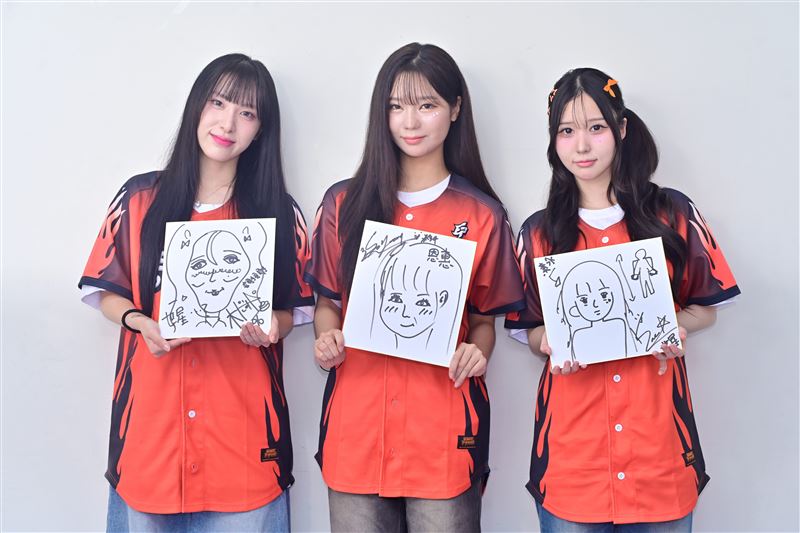 韓籍女神朴恩惠(左起)、李素泳、金世星3人互畫對方。(圖/ofiii歐飛影音平台提供)