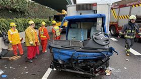 小貨車追撞前方自小客車，警消人員獲報到場救援。（圖／翻攝畫面）