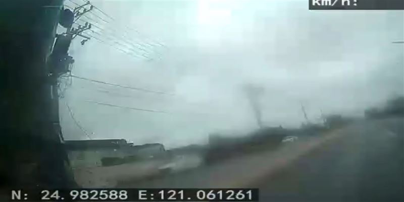 聯結車被撞後偏離車道。（圖／翻攝畫面）