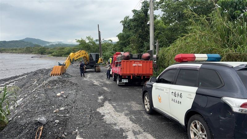 在溪流較為趨緩後,現場指揮官下令出艇救援。(圖/翻攝畫面)