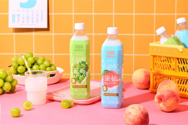 健酪乳酸飲料推出「蜜桃、葡萄雪酪風味」。（圖／品牌業者提供）