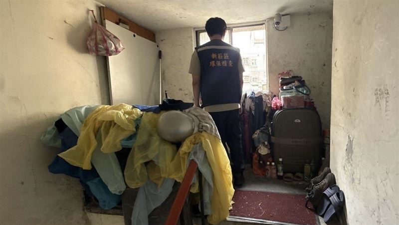 新莊中正路巷內的「天空垃圾山」已被新北環保局開罰4次，但依舊故我，危及公安。（圖／新北市環保局提供）