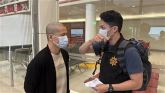 殺人躲14年落網今押解返台！狼狽畫面曝
