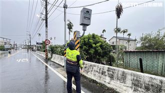 這路段半年開2219罰單　屏東男怒砸測速機