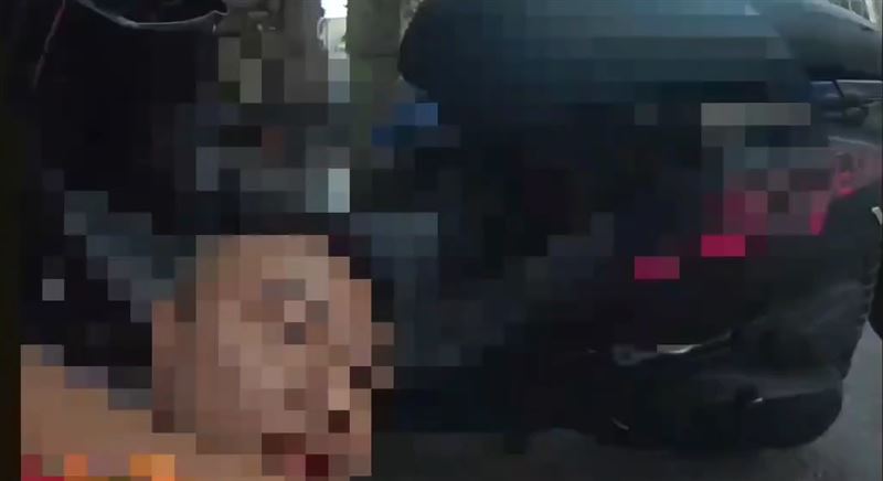 趙男遭到警方壓制，不過雙方被帶回警局雖表明不提告，但仍要以社維法移送裁處。（圖／翻攝畫面）