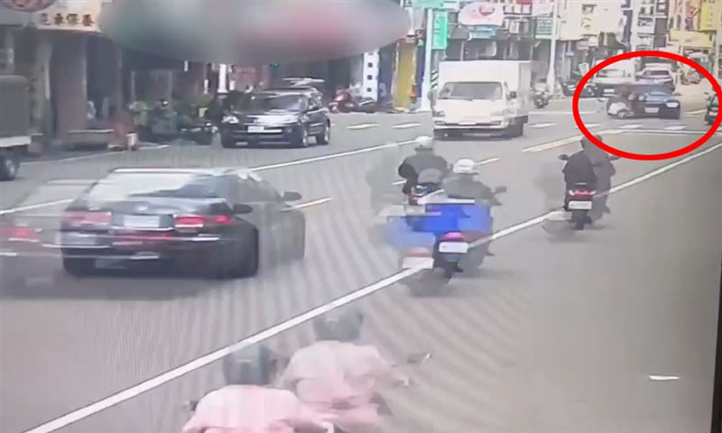 監視器拍下撞擊瞬間。（圖／翻攝畫面）