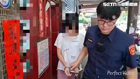 新北黃女因不滿鄰居未幫忙開門，憤而點火燒毀對方住家門口雨傘。（圖／翻攝畫面）