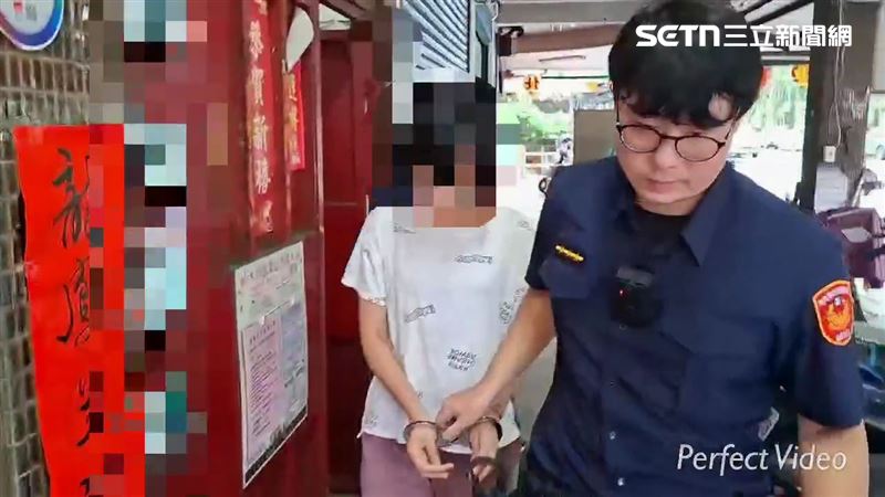 不滿鄰居未幫忙開門 惡婦怒燒她門口雨傘