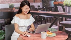 Logitech Mobi無線摺疊滑鼠定價2,690元。（圖／品牌業者提供） 