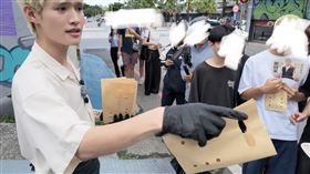鍾明軒環島賣雞蛋糕來到花蓮。（圖／翻攝自YouTube）