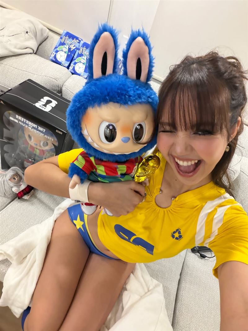 Lisa抱著她最愛的LABUBU,據悉實體版也將登上世足。(圖/翻攝自IG @lalalalisa_m)