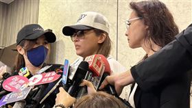 傅子純驟逝　妻子悲痛受訪男星傅子純驟逝，演員兵家綺（右）、廖家儀（左）10日陪同傅太太（中）現身靈堂並受訪，傅太太忍痛感謝各界關心，「我雖然痛心失去這麼好的先生，但我相信子純在天上會繼續努力」。（民視提供）中央社記者洪素津傳真　115年6月10日