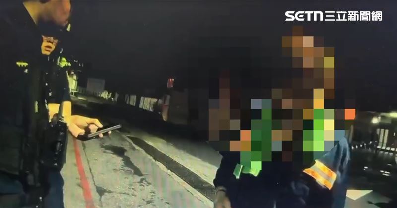 53歲張姓男子駕駛小貨車，不明原因自撞停靠在路邊的轎車。（圖／翻攝畫面）