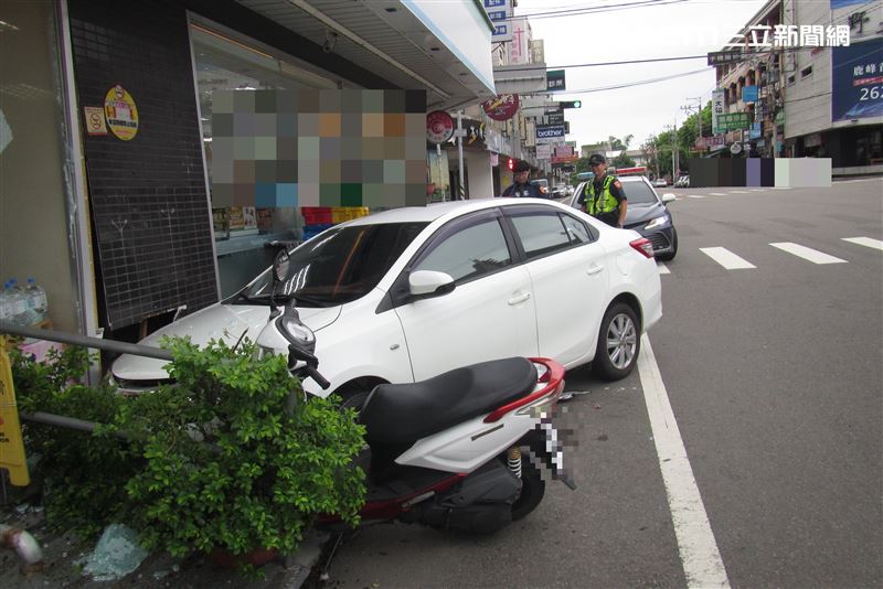 王姓男子駕駛白色自小客車沿光華路往北行駛,行經事故路段迴轉時,誤踩油門失控,車輛瞬間衝上路緣、撞上路旁停放的普通重型機車,再直衝超商外牆。(圖/翻攝畫面)