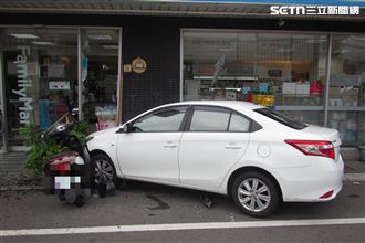 新／迴轉誤踩油門衝超商　騎士四肢擦傷