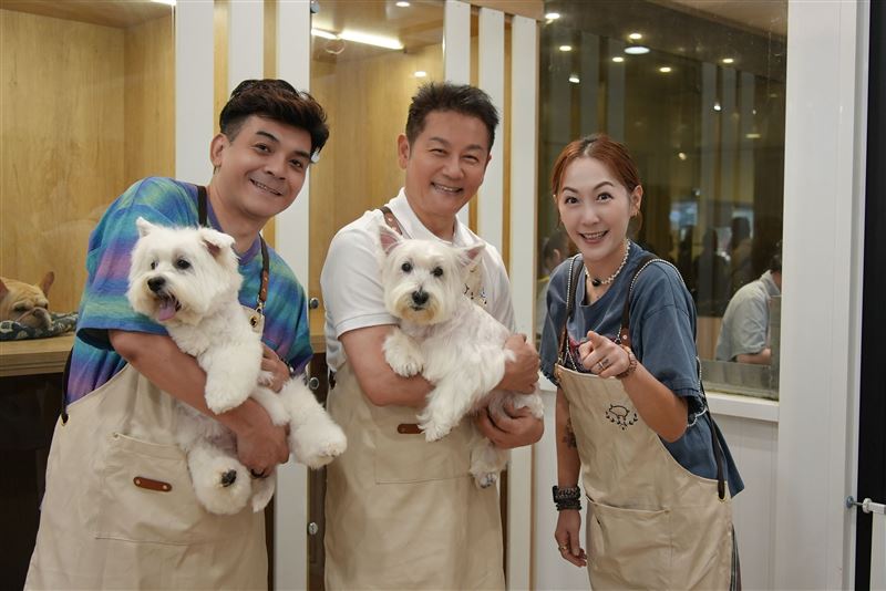 史丹利（左）與 GIGI（右）助陣徐乃麟。（圖／東森提供）