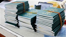 10/13擴大國境開放  民眾出國意願高（1）行政院29日宣布，從10月13日擴大國境開放，正式實施入境免居家隔離0+7，每週入境人數15萬人次。旅行社業者到外交部領事事務局為想出國的客戶代辦護照。中央社記者張皓安攝  111年9月29日