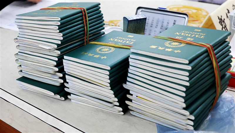 有條件線上申換護照再放寬 這天起就可辦