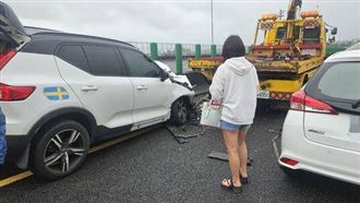 休旅車猛撞拖吊車！女「站斷腿區」險送命