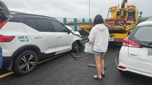 休旅車猛撞拖吊車！女「站斷腿區」險送命