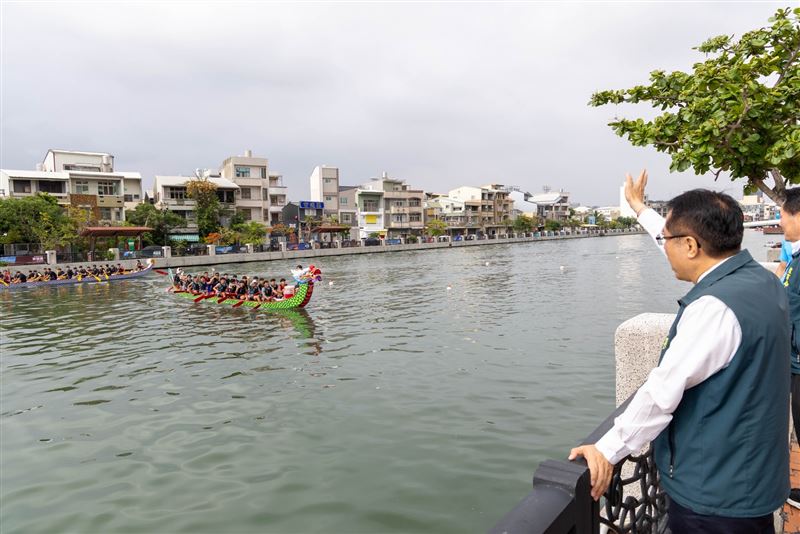 黃偉哲市長昨日前往現場視察各隊練習情形，並由體育局報告賽事整備進度。（圖／台南市府提供）