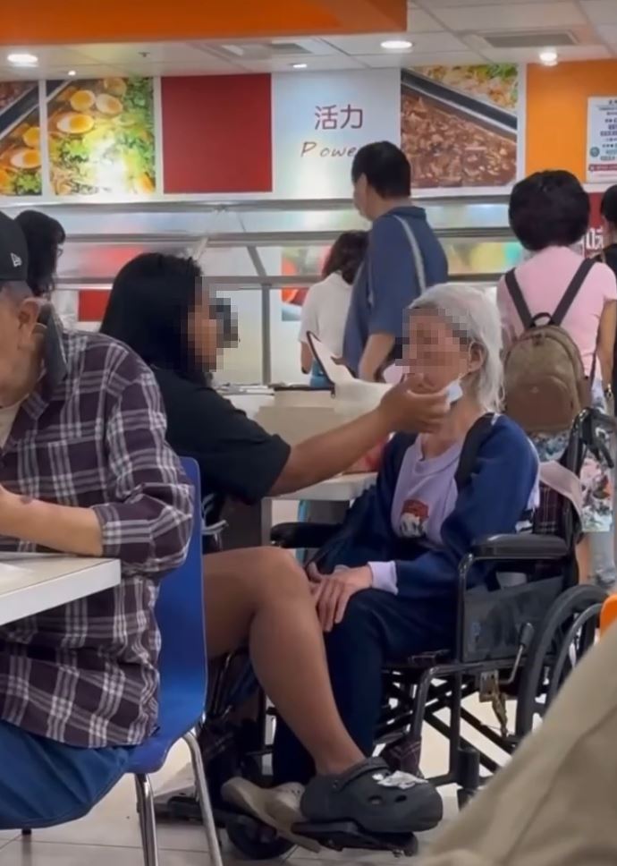 外籍看護用力戳了阿嬤的臉頰。（圖／桃園市議員黃瓊慧提供）
