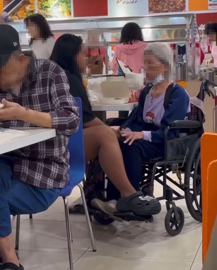 網友在醫院美食街發現一名外籍看護不當對待阿嬤。（圖／桃園市議員黃瓊慧提供）