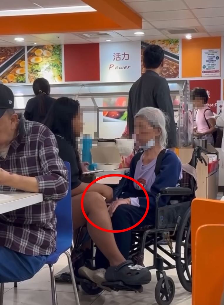 外籍看護出手打了阿嬤的手背。（圖／桃園市議員黃瓊慧提供）