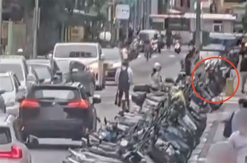 台北市大安區昨（10日）傍晚一名騎士不慎撞倒停車格內的機車，將其扶起後離開現場並未報案。（圖／翻攝畫面）