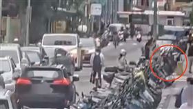 台北市大安區昨（10日）傍晚一名騎士不慎撞倒停車格內的機車，將其扶起後離開現場並未報案。（圖／翻攝畫面）