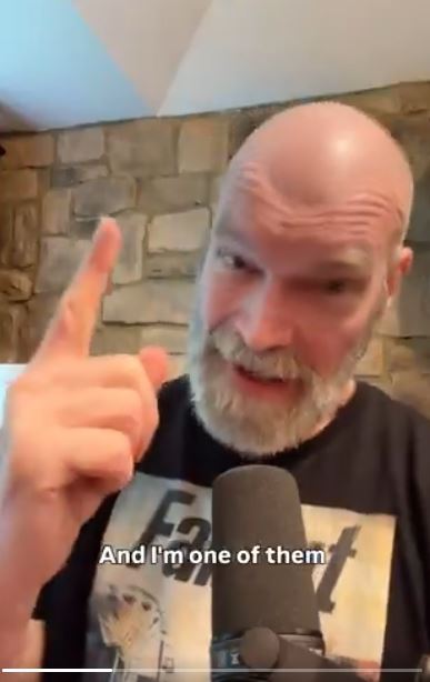 泰勒曼恩(Tyler Mane),近日在社群上公開宣布自己確診了極其罕見的男性乳癌,並正式展開化療。(圖/翻攝自X)