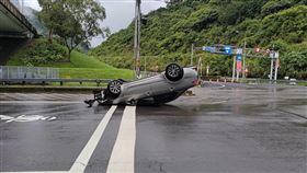 新北石碇區文山路、國道5號交流道平面道路，發生酒駕車禍翻覆事故。（圖／翻攝畫面）