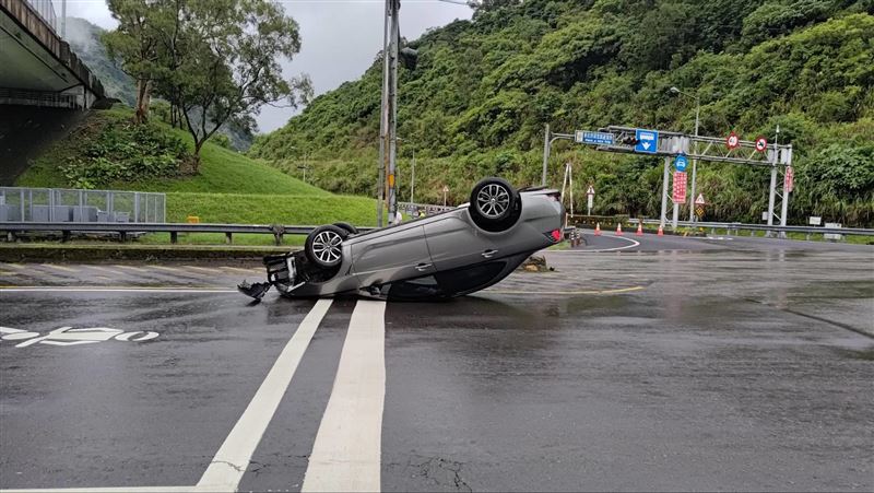 新北石碇區文山路、國道5號交流道平面道路，發生酒駕車禍翻覆事故。（圖／翻攝畫面）