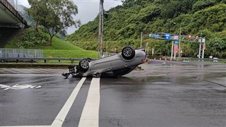 汽車離奇撞分隔島翻覆！駕駛渾身酒味慘了