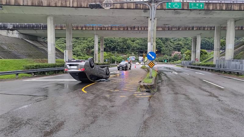 新北石碇區文山路、國道5號交流道平面道路，發生酒駕車禍翻覆事故。（圖／翻攝畫面）