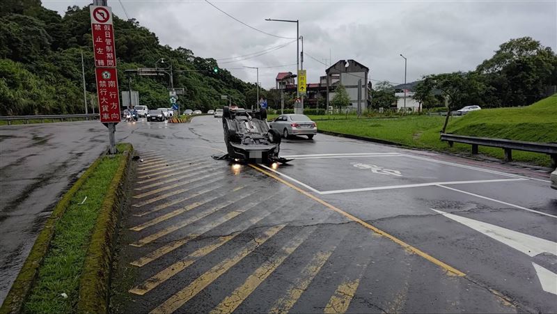 新北石碇區文山路、國道5號交流道平面道路，發生酒駕車禍翻覆事故。（圖／翻攝畫面）