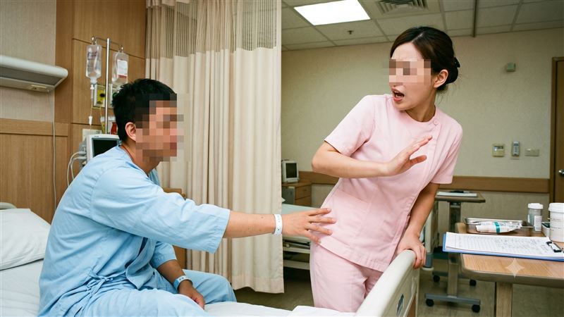 男子住院期間，趁女護理師到病房替他換藥時，趁機伸手觸摸臀部得逞。（示意圖／AI生成）
