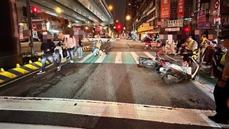 男騎女友車載嫩妹毒駕！追撞女騎士害骨折