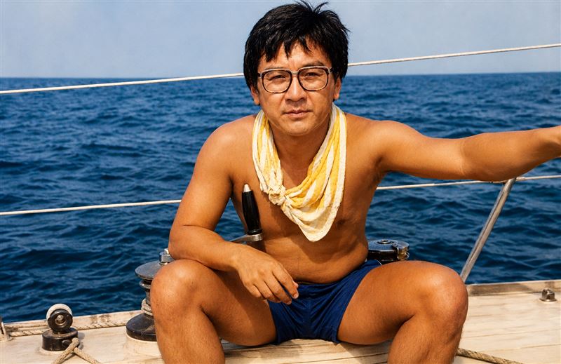 台灣版《鐵拳教育》曝光！ 62年前在彰化進德中學，王金平幫尹衍樑包紮刀傷還替他隱瞞學校，關懷與信任讓尹衍樑大受感動。後來締造潤泰集團帝國，成為一代企業家。（圖／翻攝自《尹教授的10堂課》、AI Gemini 加強畫素）