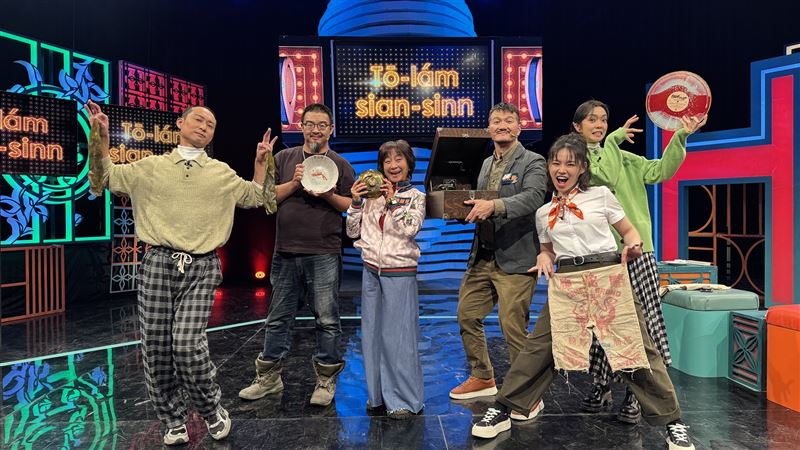 浩子(左起)、導覽先生顏震宇、楊麗音、導覽先生林太崴、冬天與大霈。(圖/公視台語台提供)