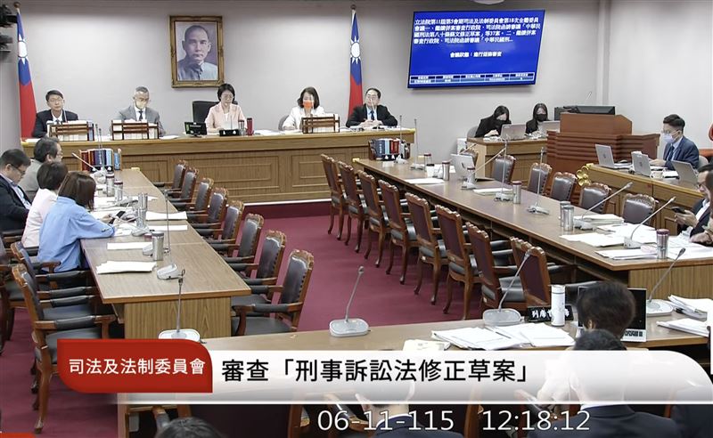 翁曉玲提案縮短羈押時間為一個月，更一度想將法案送出委員會交付協商，但在綠營質疑下，改為宣布下午一點半繼續開會討論。（圖／翻攝自國會頻道）