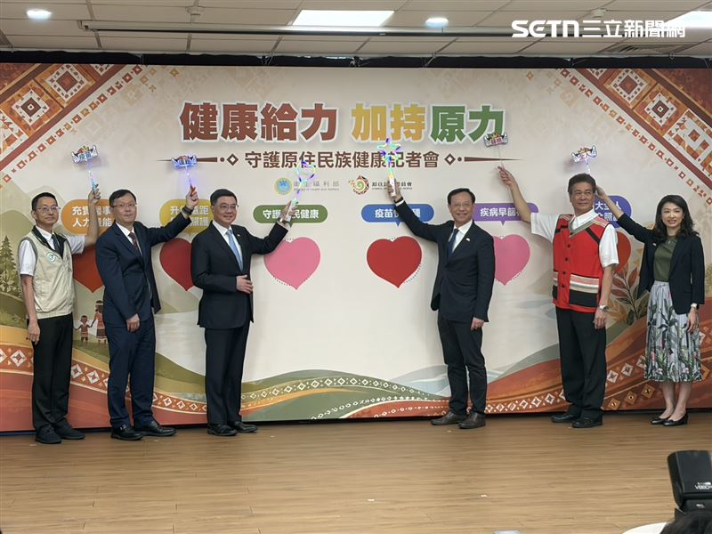 衛福部與原民會今攜手舉行記者會，宣布將在6月底各地豐年祭、歲時祭儀時，在55個原鄉共同推動原住民免費打疫苗、免費癌症篩檢；並播放陳義信所拍宣導影片。（圖／記者簡浩正攝影）
