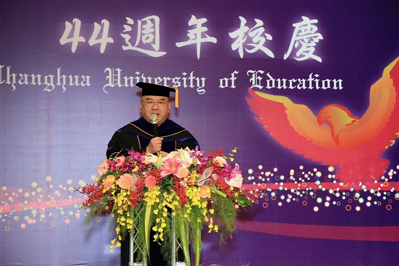 台灣版《鐵拳教育》曝光！ 62年前在彰化進德中學，王金平幫尹衍樑包紮刀傷還替他隱瞞學校，關懷與信任讓尹衍樑大受感動，後來締造潤泰集團帝國，成為一代企業家。圖為2015年尹衍樑獲頒彰師大榮譽博士。（圖／翻攝自彰師大網站）
