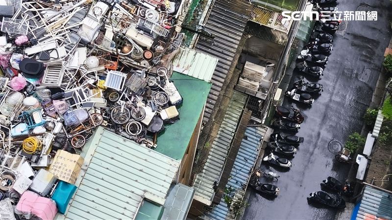 鄰居表示，很多人都勸說過老翁不要堆雜物，但都勸不動，公安、衛生都堪憂，大家經過都怕東西砸下來。（圖／記者陳韋帆攝影）