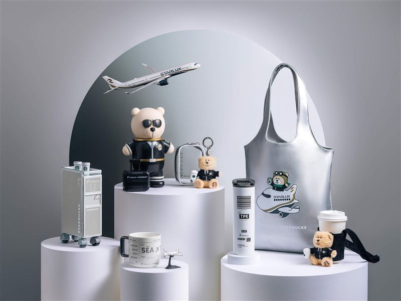 星宇航空+星巴克聯名系列萌翻登場 超人氣Bearista熊換上帥氣機師制服(圖/星宇航空提供)