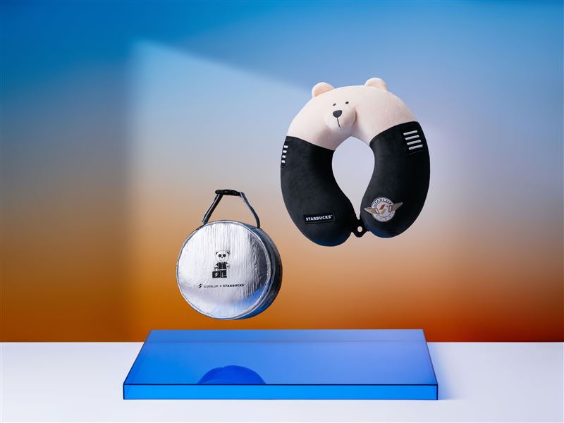 星宇航空+星巴克聯名系列萌翻登場 超人氣Bearista熊換上帥氣機師制服(圖/星宇航空提供)