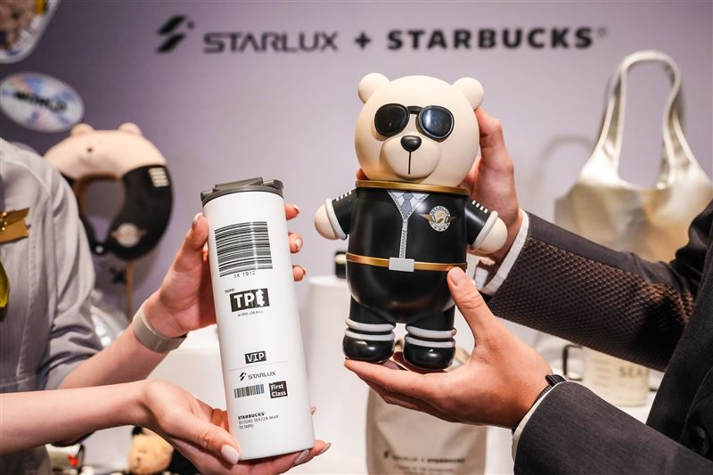 此次聯名系列推出星宇航空機師制服的Bearista熊系列主題小物,包含機師熊造型收納筒。(圖/星宇航空提供)